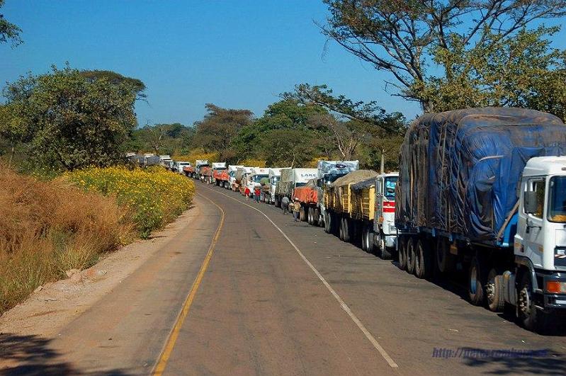 Zambia pictures (19).JPG - Queue to Kasumbalesa border Zam-Congo